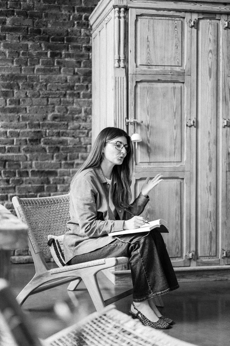 Montaine au travail, lunettes et carnet