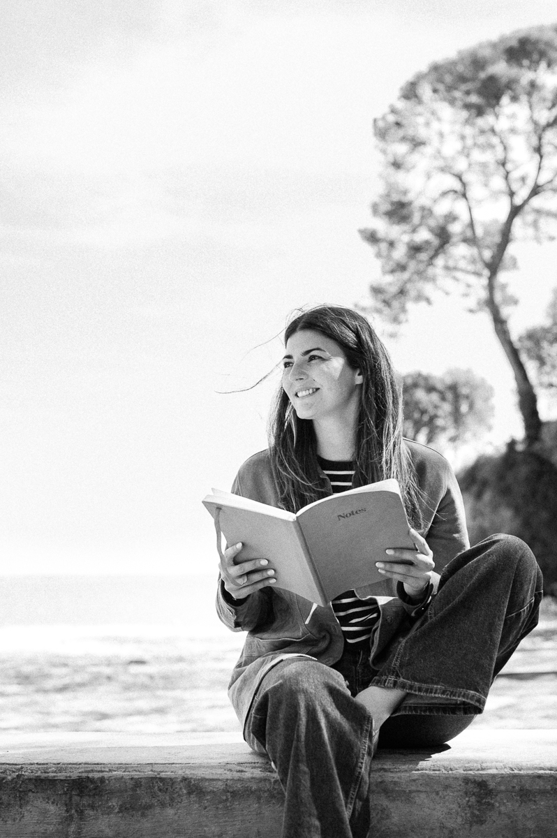 Montaine lisant, en extérieur